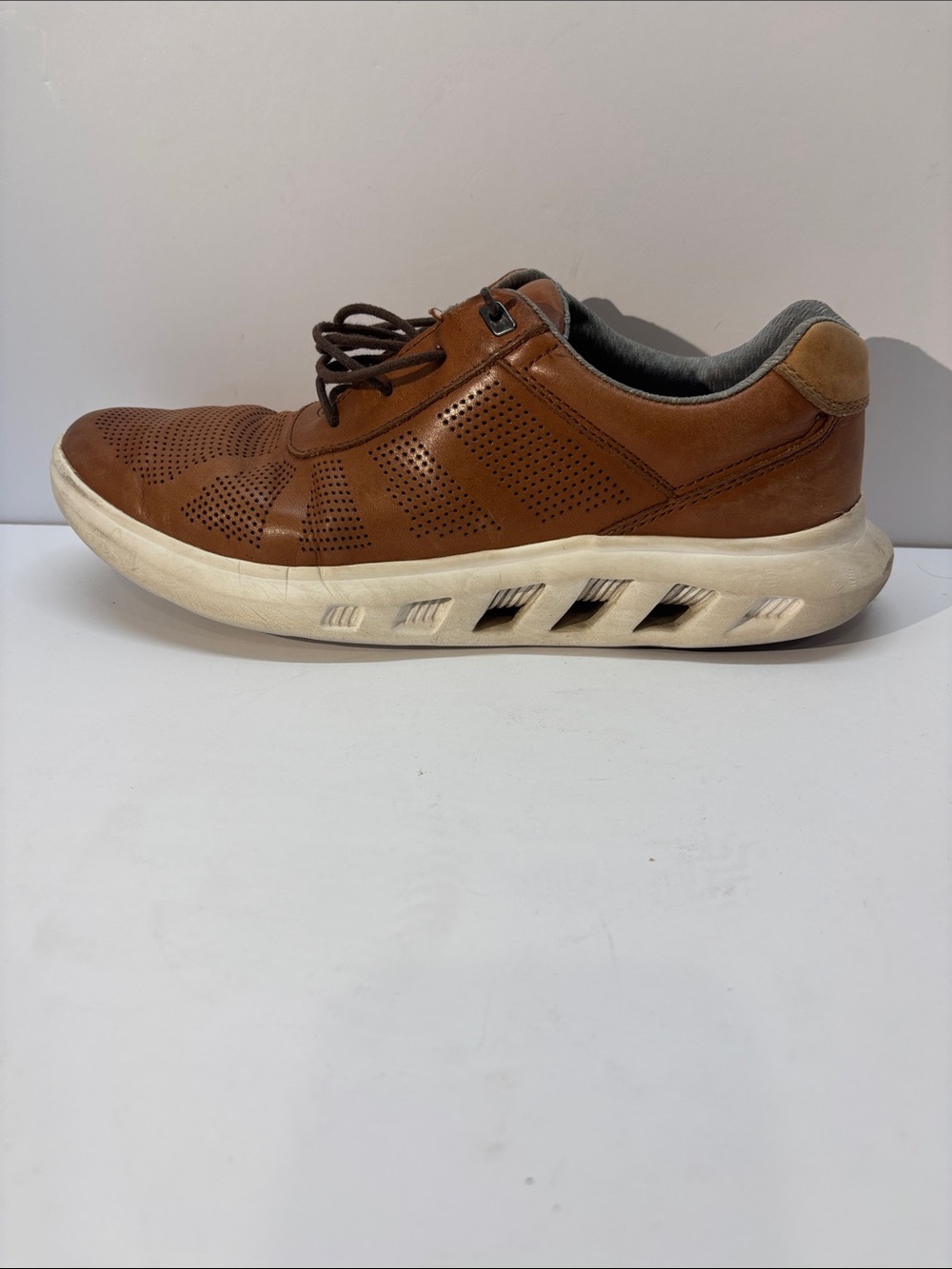 Johnston & Murphy men’s Tan Leather Perforated Lace-Up Sneaker size 12